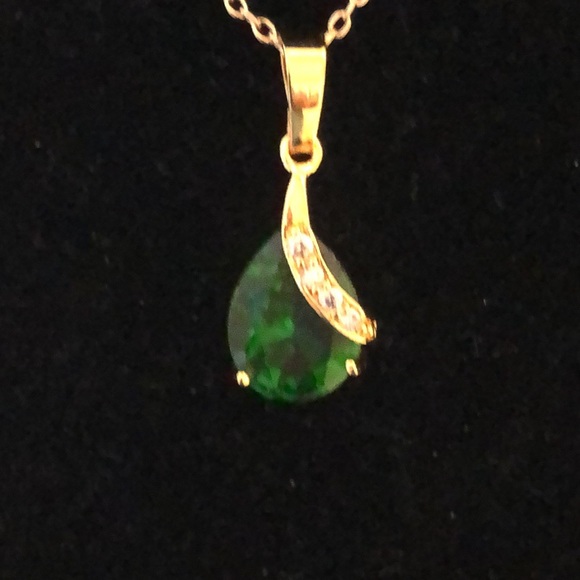 Gold/Emerald Green Pendant Set - Picture 4 of 9